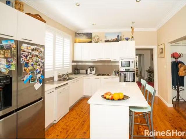 Nice 16 Hodson Avenue, TURVEY PARK House for rent Listed by R.
