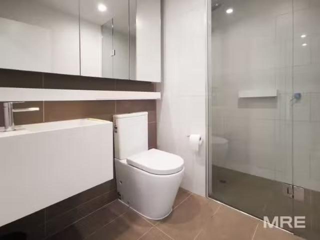 Just in! 1704/8 Pearl River Road, Docklands VIC 3008