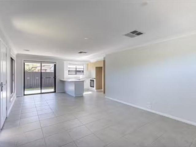 Charming 1/718 Keene Street, EAST ALBURY Townhouse for rent L.