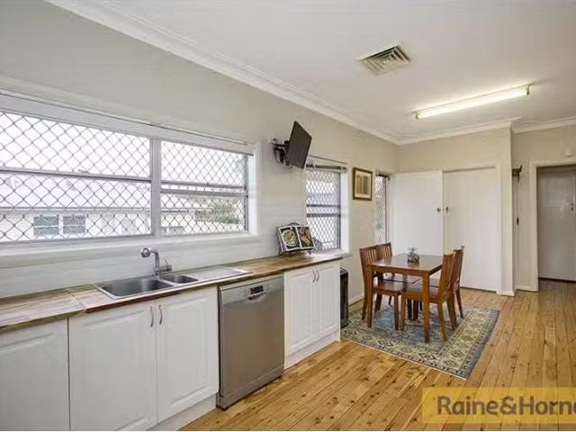 Deal! 172 North Street, TAMWORTH House for rent Listed by Raine