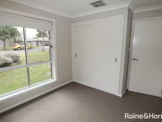 Unique 1/76 Messenger Avenue, Boorooma, NSW 2650