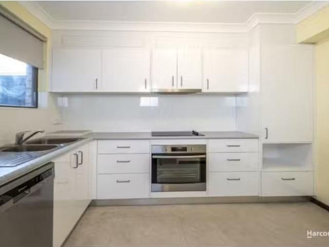 For Rent! 17/9 13 Surrey Street, Minto Townhouse for rent Lis.