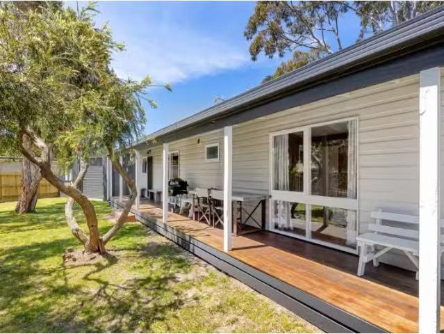 Cozy 18 Hurst Street, Flinders House for rent Listed by Cathe.