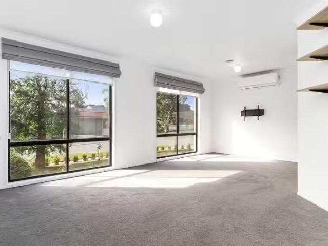Deal! 18 John Monash Drive, Skye, VIC 3977 House for Rent