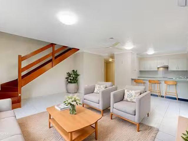 Cheap 1/8 Lamington Road, West End, QLD 4810