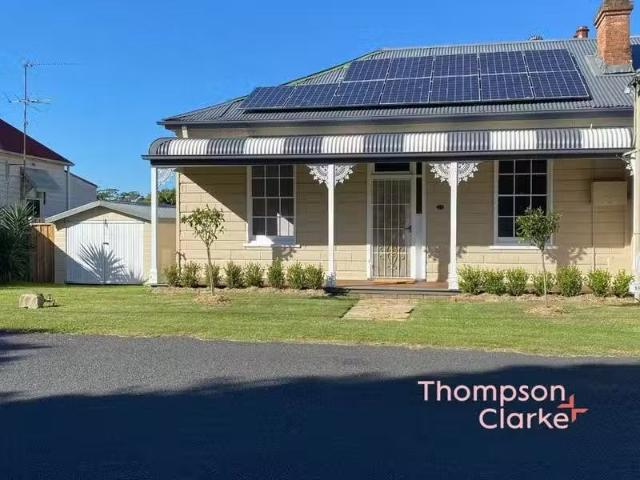 Unique 18 Oakhampton Rd, Maitland House for rent Listed by El.