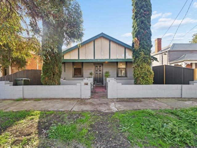 Charming 1900s Cottage Neat and Comfortable!