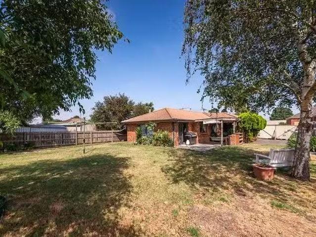 Unique 190 Lyrebird Drive, Carrum Downs, VIC 3201