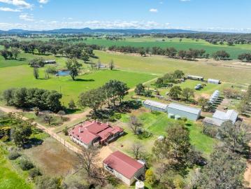 CHARMING 1926 HOMESTEAD SET ON 2,115ACRES OF GRAZING & FARMING COUNTRY
