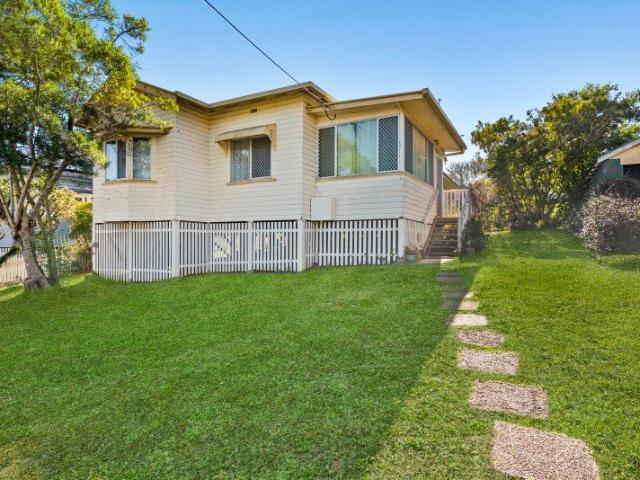 Charming 1930s Home with Rear Lane Access & Walk to Town Convenience