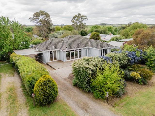 Charming 1950s Weatherboard Home with Modern Accents