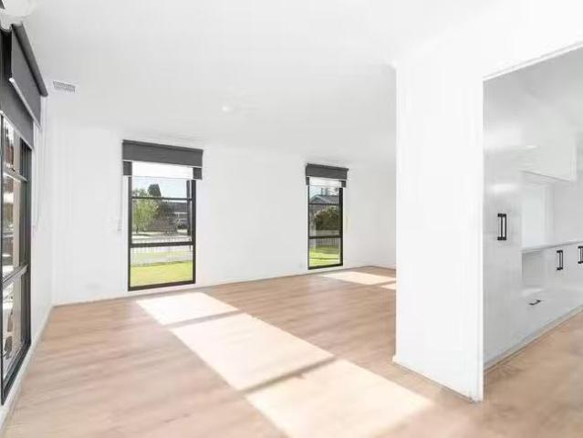 Just in! 19 Irwin Court, Whittington, VIC 3219