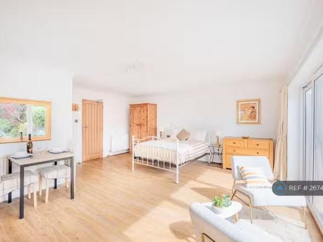Deal! 1 BA Studio flat for rent in Eastbourne Road, Trowbridge.