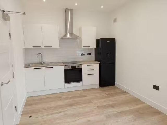 Rental! 1 BA 1 bedroom apartment for rent in Silverwell Street.