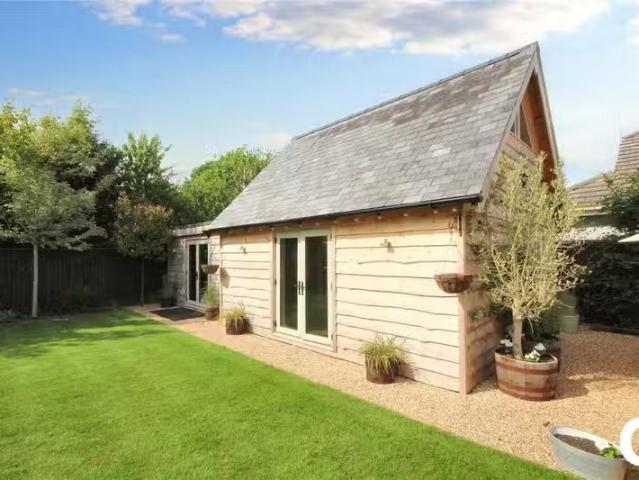 Rental! 1 BA 1 bedroom detached house for rent in Ashley Heath.