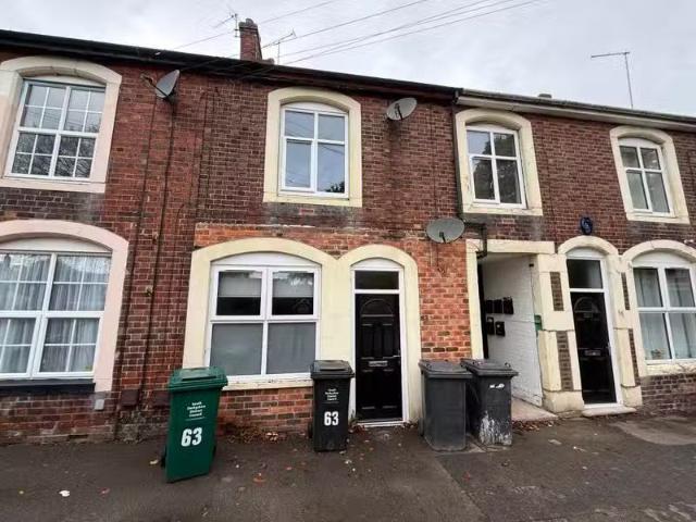 Cheap 1 BA 1 bedroom flat for rent in Market Street, Church Gr.