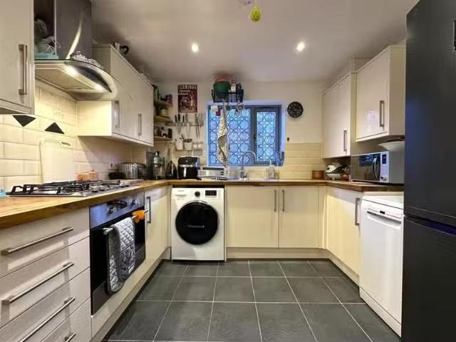 For Rent! 1 BA 1 bedroom flat for rent in Barton Road, Bristol.