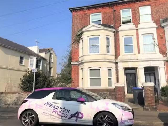 Deal! 1 BA 1 bedroom flat for rent in Christchurch Road, Worth.