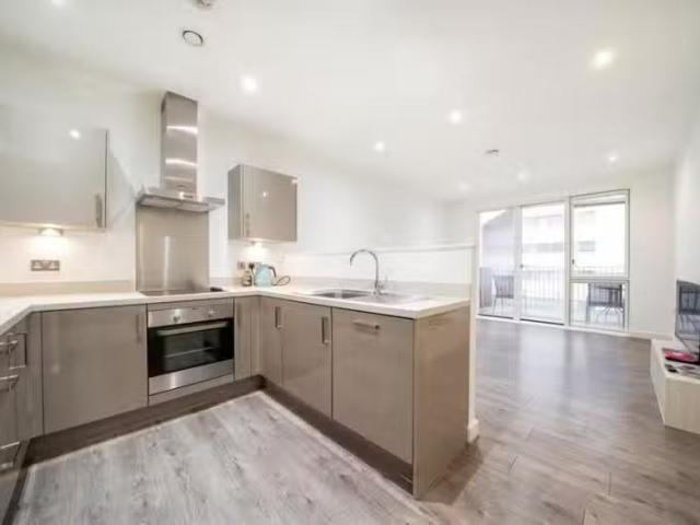 Nice 1 BA 1 bedroom flat for rent in Hudson Way, Gallions Reac.
