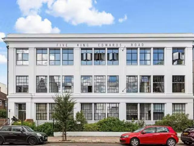 Cozy 1 BA 1 bedroom flat for rent in King Edward's Road, Londo.