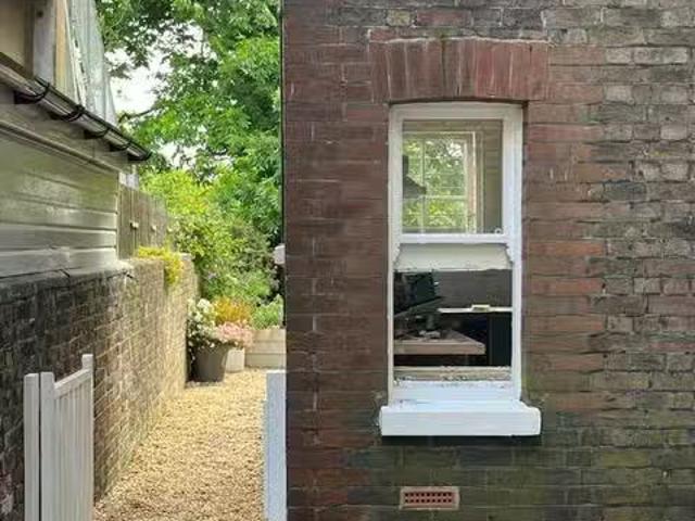 Rental! 1 BA 1 bedroom flat for rent in Shakespeare Road, Wort.