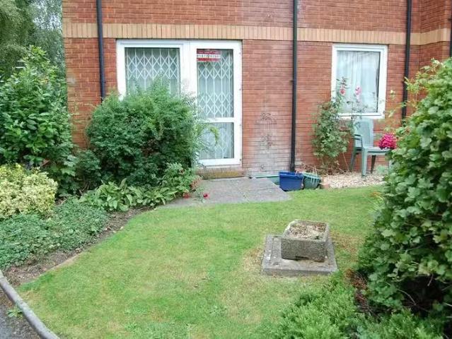 Cozy 1 BA 1 bedroom ground floor flat for rent in Ashley Cross.