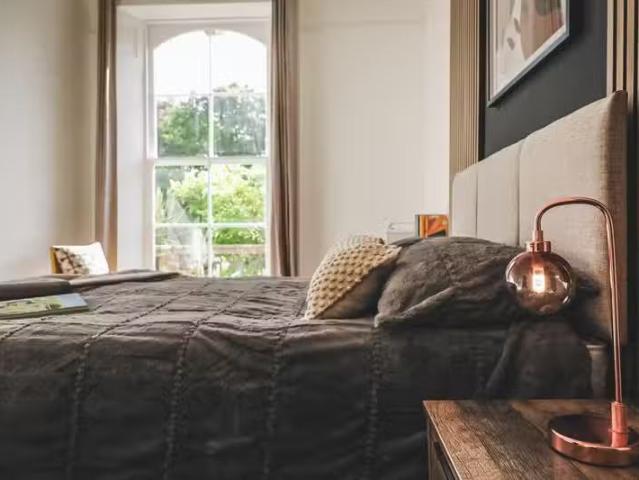 Cheap 1 BA 1 bedroom house share for rent in Ellenborough Cres.
