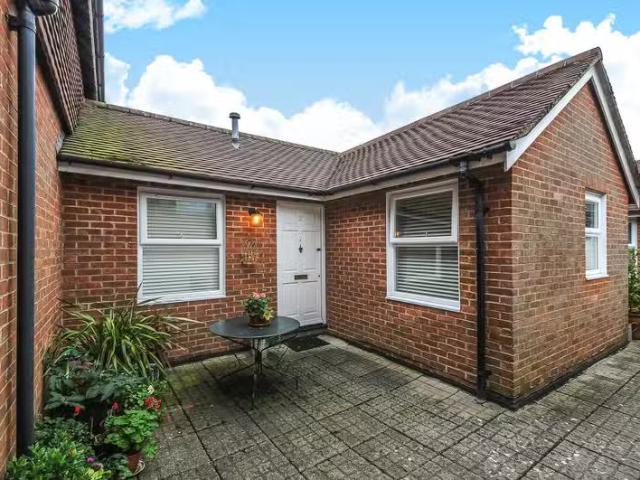 Deal! 1 BA 1 bedroom property to let in High Street, Lymington.