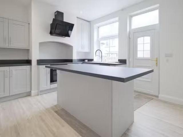 Just in! 1 BA 2 bedroom terraced house for rent in West Close.