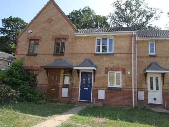 Cozy 1 BA 2 bedroom terraced house for rent in Chiltern Drive.