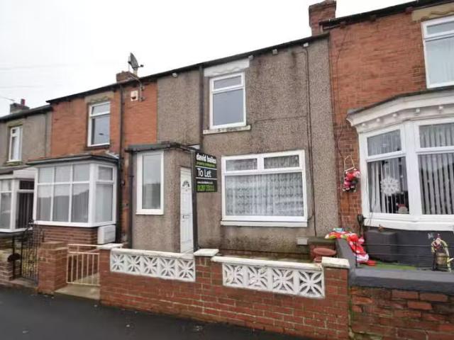 Charming 1 BA 2 bedroom terraced house for rent in East Street.