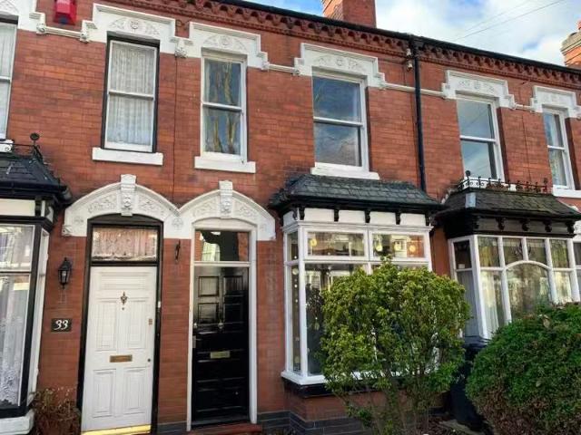 Nice 1 BA 2 bedroom terraced house for rent in Lyndon Road, Su.