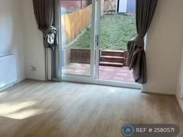 Charming 1 BA 2 bedroom terraced house for rent in Petersham D.