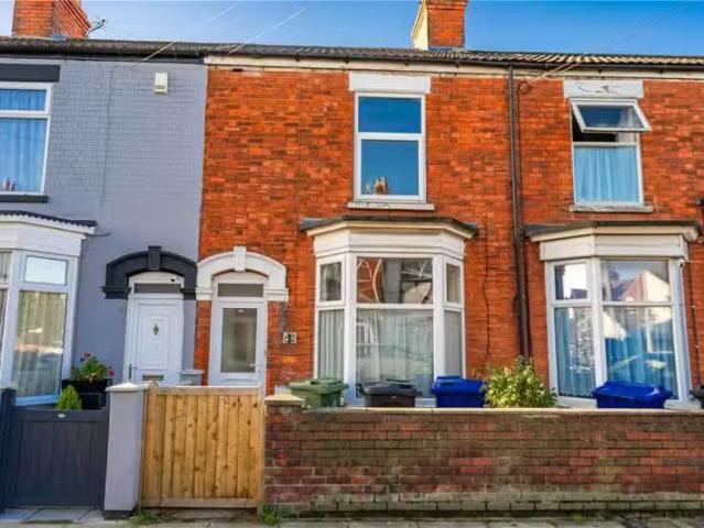 Nice 1 BA 2 bedroom terraced house for rent in Roberts Street.