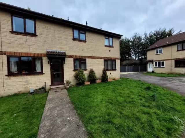 Just in! 1 BA 2 bedroom terraced house for rent in Roebuck Clo.