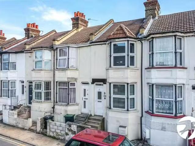 Cozy 1 BA 2 bedroom terraced house for rent in Springhead Road.