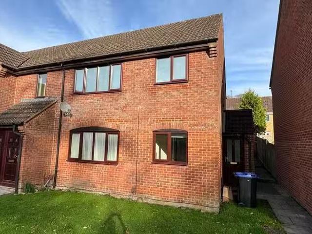 Nice 1 BA 2 bedroom apartment for rent in Broadwood Close, War.