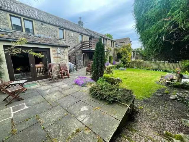For Rent! 1 BA 2 bedroom apartment for rent in Broughton Fold.
