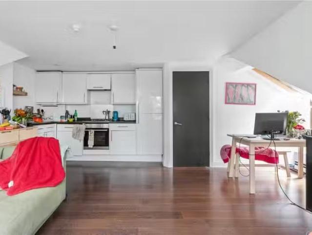 Nice 1 BA 2 bedroom apartment for rent in Evering Road, London.