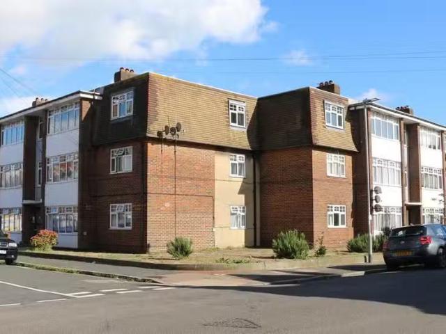 Cheap 1 BA 2 bedroom apartment for rent in Firle Road, Eastbou.