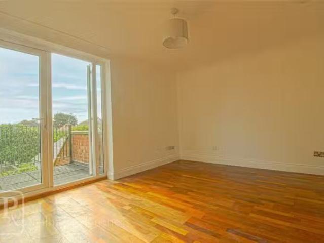 Nice 1 BA 2 bedroom apartment for rent in Frinton Road, Hollan.