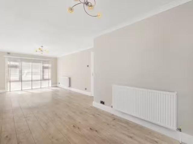 Charming 1 BA 2 bedroom apartment for rent in Oaklands Road, B.