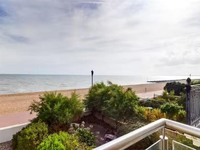 Cheap 1 BA 2 bedroom apartment for rent in Marine Parade, Hyth.