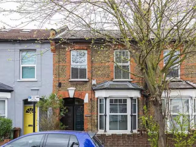 Unique 1 BA 2 bedroom apartment for rent in Norman Road, Leyto.