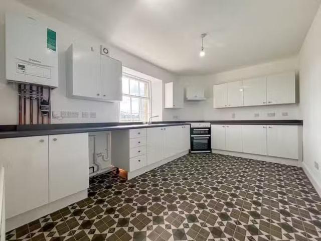 Just in! 1 BA 2 bedroom apartment for rent in Pembroke Road, C.