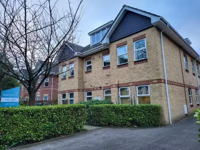 Cheap 1 BA 2 bedroom apartment for rent in Richmond Park Road.