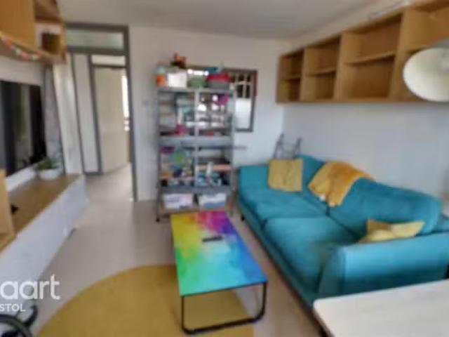 Cheap 1 BA 2 bedroom apartment for rent in Winton Street, Bris.