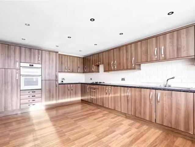 Unique 1 BA 2 bedroom bungalow for rent in Martin Drive, Darwe.