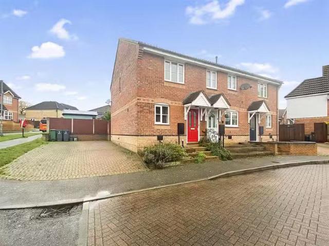 Deal! 1 BA 2 bedroom end of terrace house for rent in Bentall.