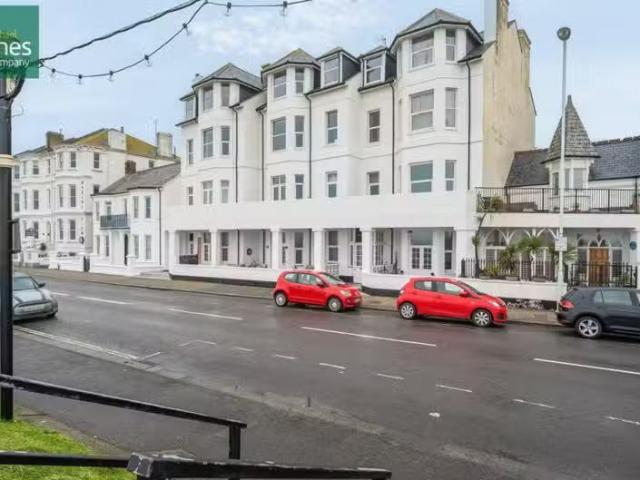 Cozy 1 BA 2 bedroom flat for rent in Marine Parade, Worthing.